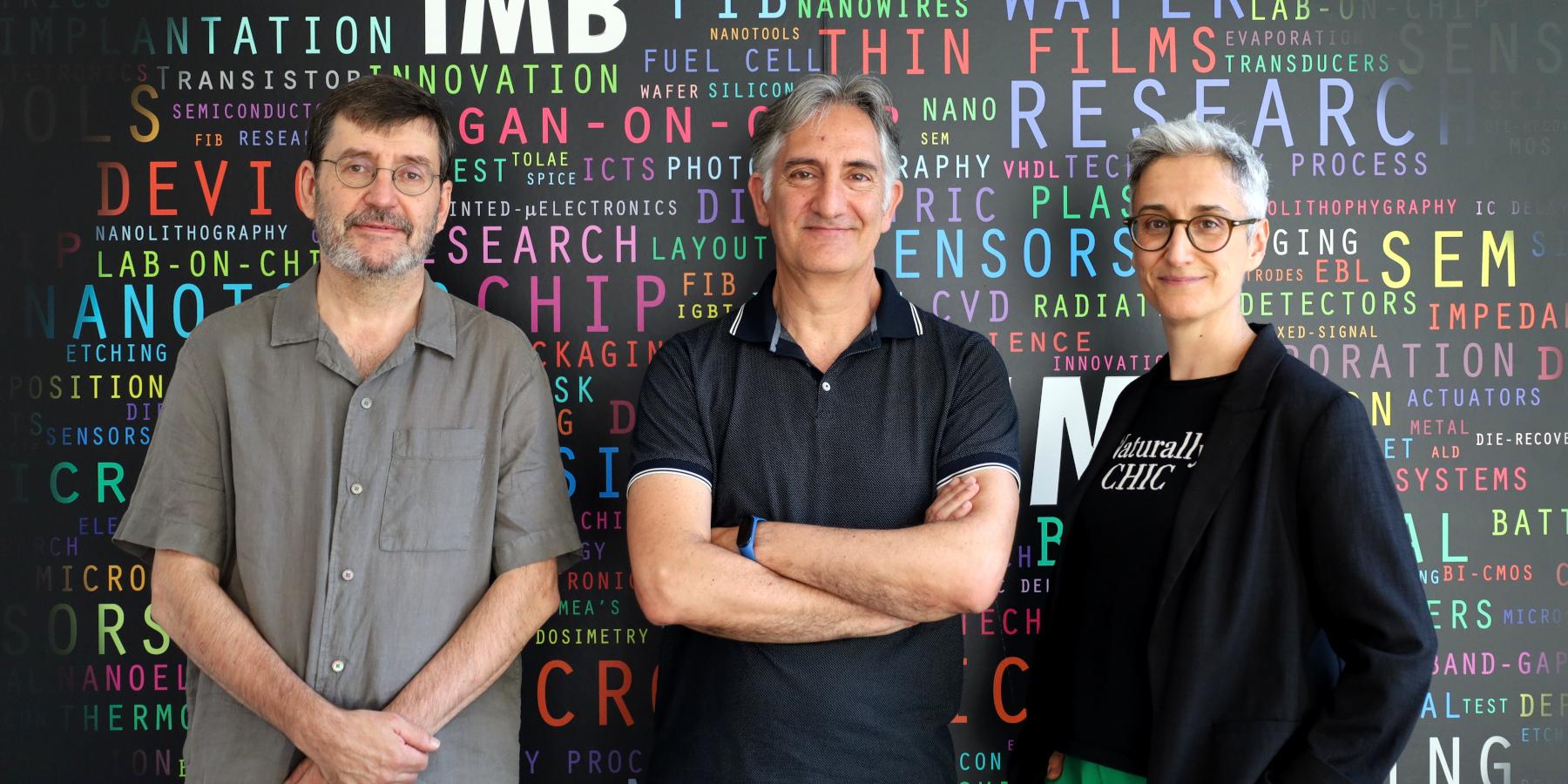 Nueva Dirección del IMB-CNM posando en la entrada, de izquierda a derecha: Francesc Pérez Murano (vicedirector), Luis Fonseca (director) y Neus Sabaté (vicedirectora)