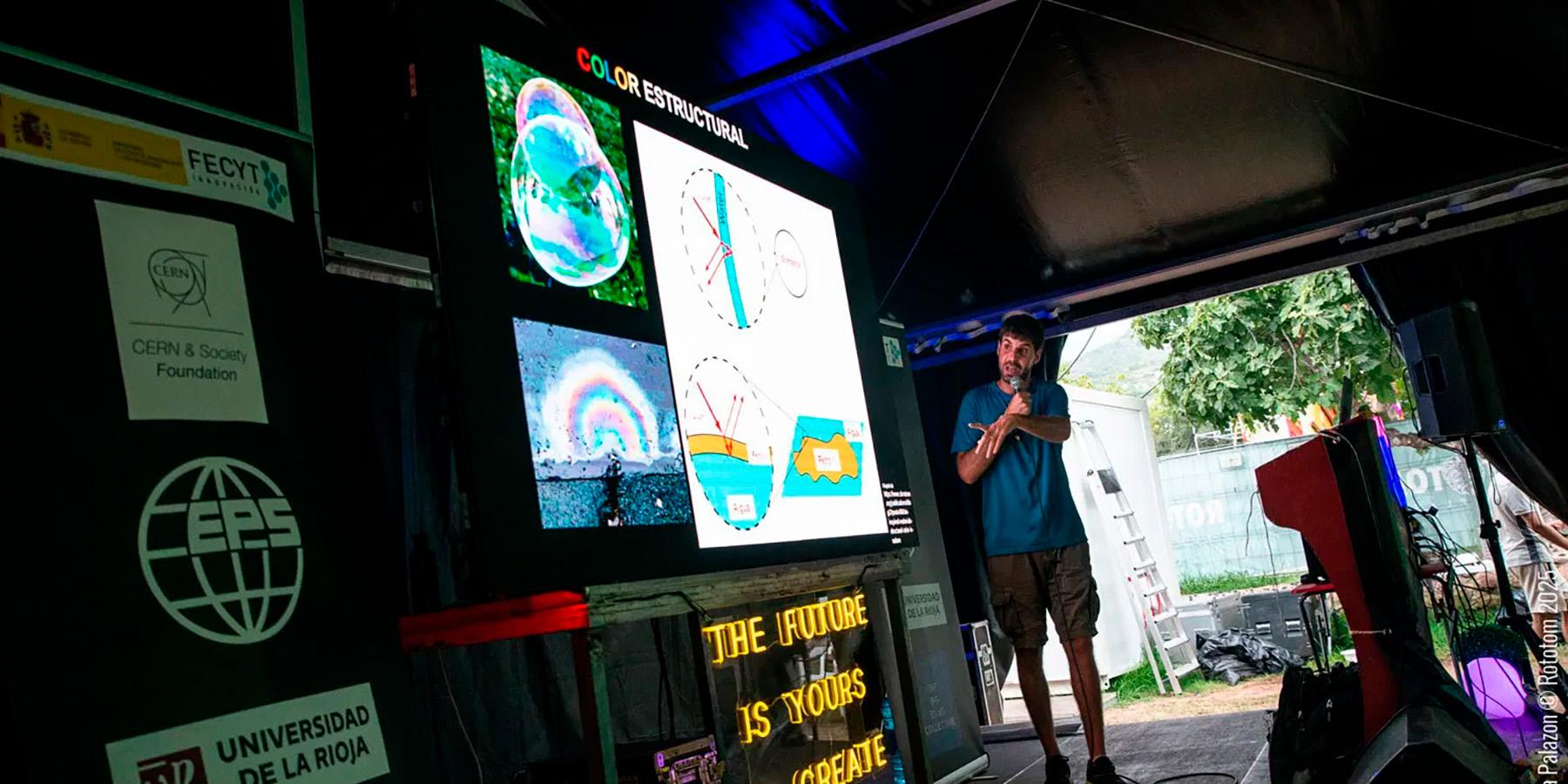 Ferran Pujol doing a talk at Rototom Sunsplash Festival
