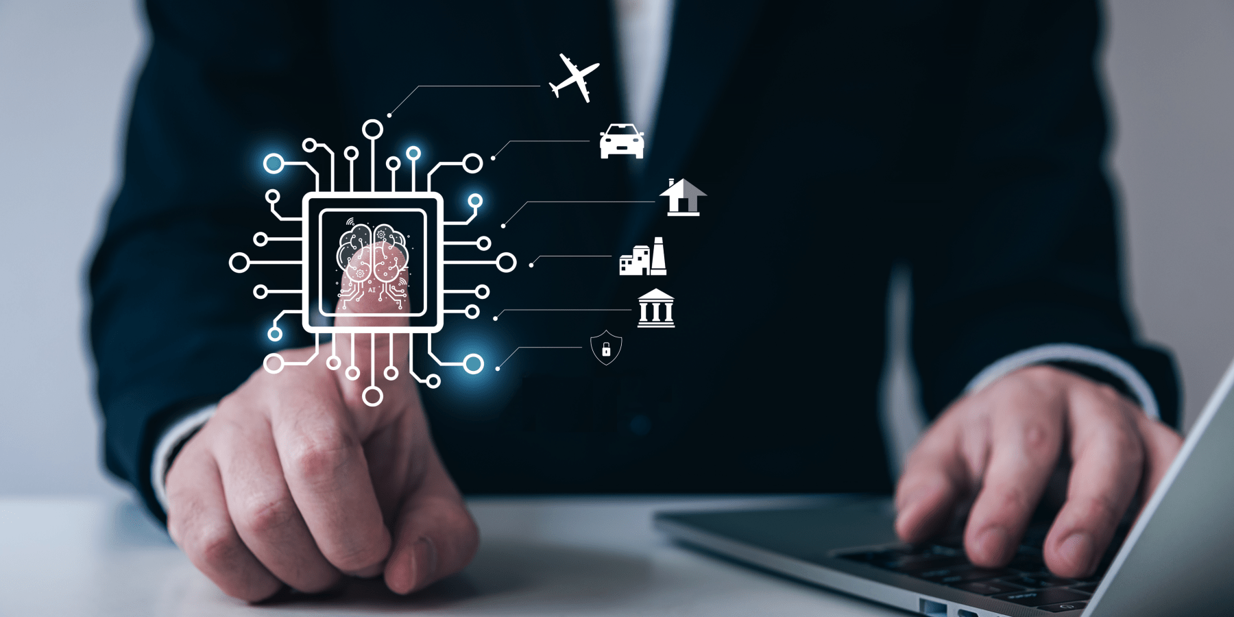 Persona con traje y ordenador toca icono de chip y despliega múltiples aplicaciones. iStock