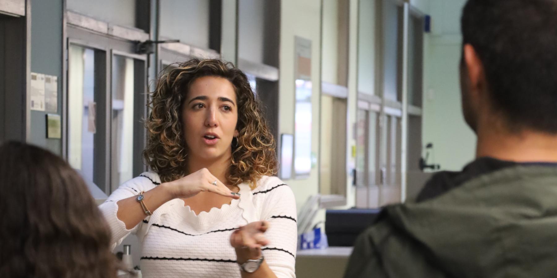 Técnica investigadora haciendo divulgación de microelectrónica