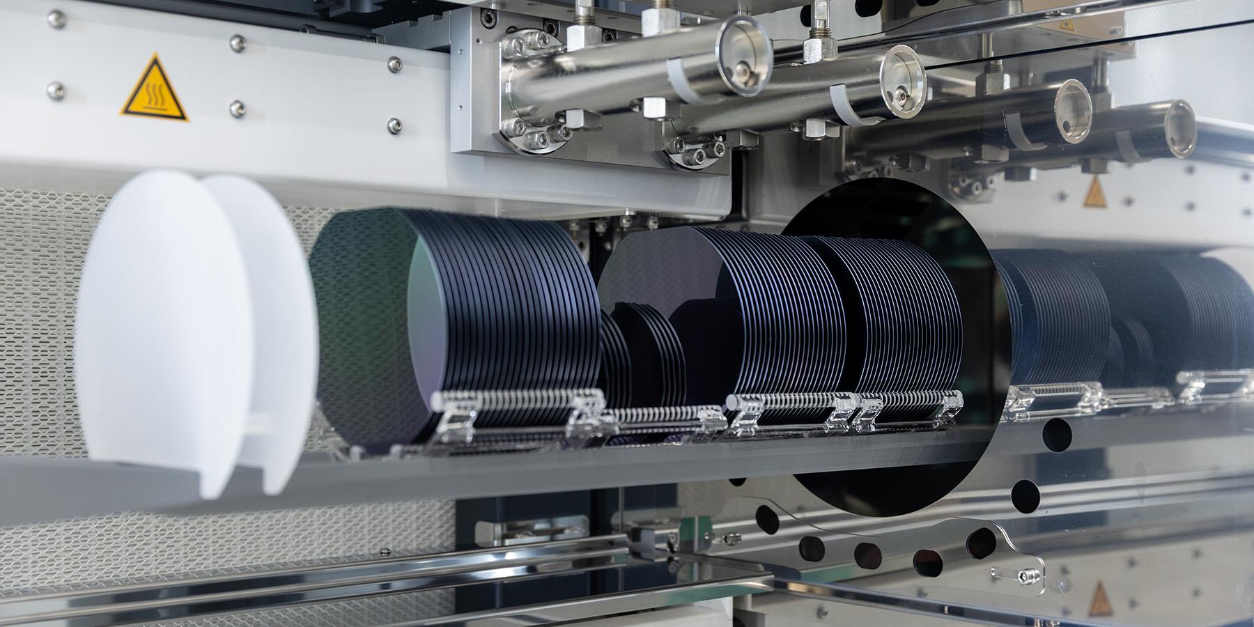 Conjunto de obleas en fila dentro de horno Tempress para un proceso térmico