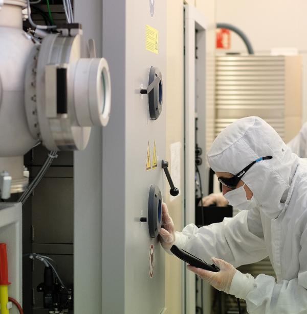 People working in a Clean Room area. Fotoshop.