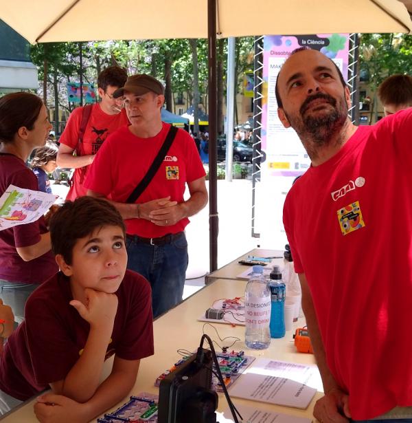 David Sánchez al taller "Viatja al fascinant món de la microelectrònica!" amb públic a la Festa de la Ciència 2022