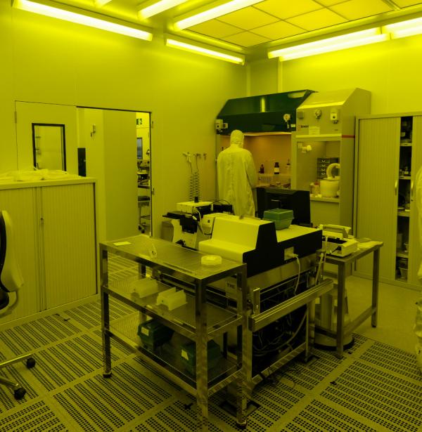 Área de fotolitografía de la Sala Blanca de Micro y Nanofabricación del CSIC con gente trabajando
