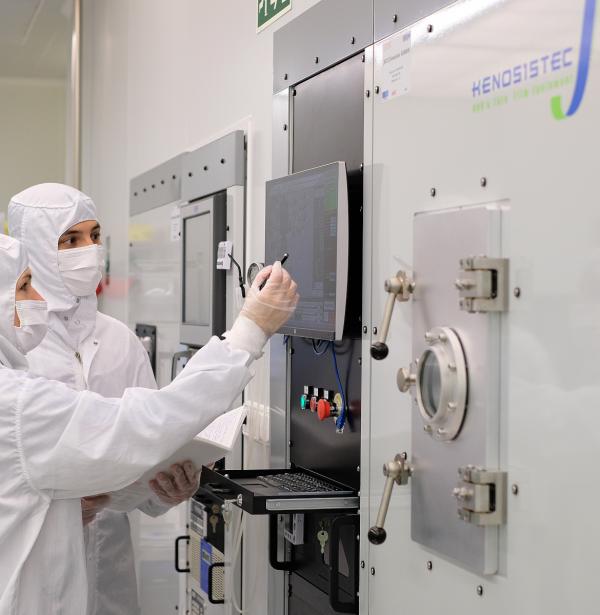 Personal técnico en equipo de Metalización de Sala Blanca