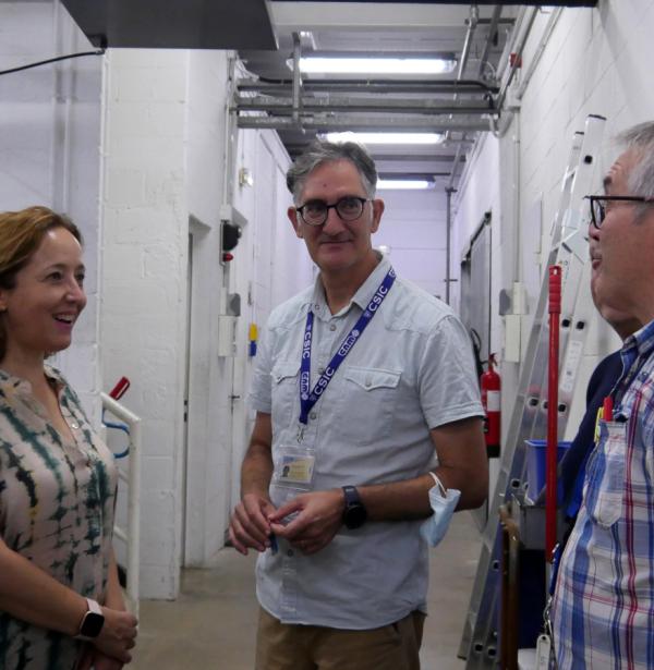 Visita de Eloísa del Pino en las instalaciones de servicios de Sala Blanca, acompañada de Luis Fonseca y el equipo de mantenimiento