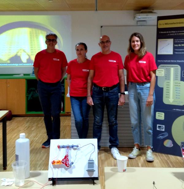 Joan Marc Rafí, Llibertat Abad, Miguel Zabala y Patricia Rodrigo en el taller Viatja al fascinant món del transistor en el CosmoCaixa