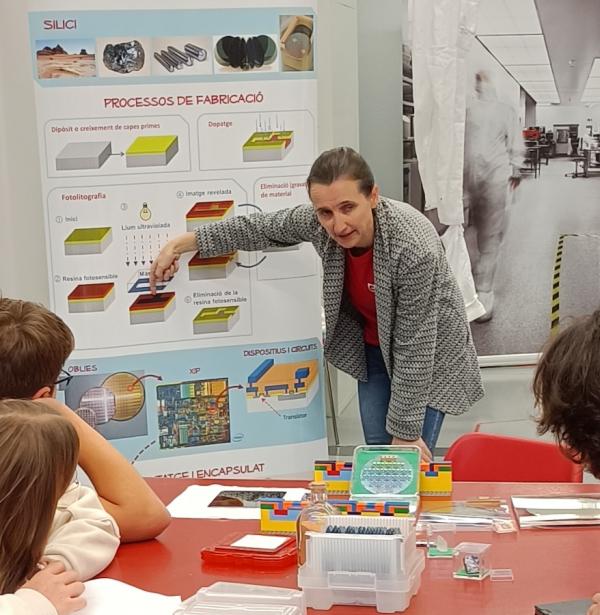 Llibertat Abad al taller Viatja al fascinant món del transistor al MNACTEC