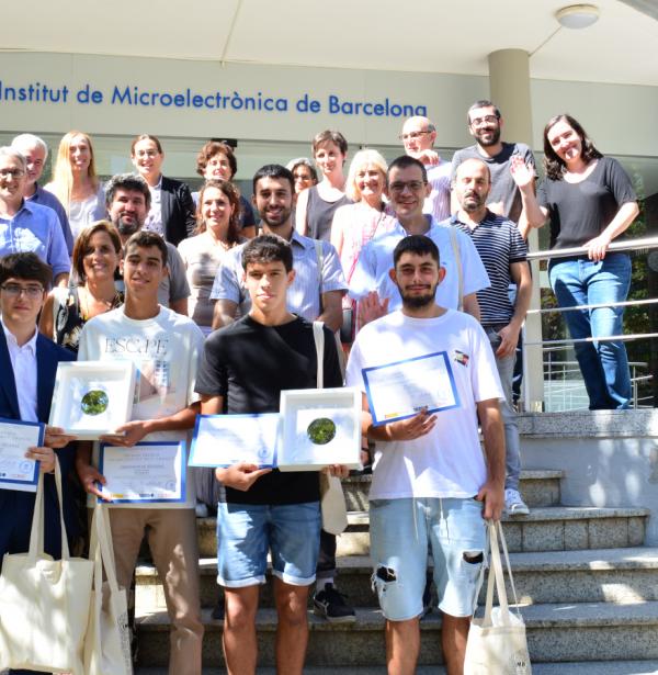 Foto de grupo con los ganadores del concurso "Un microchip muy grande" y el equipo de trabajo de divulgación