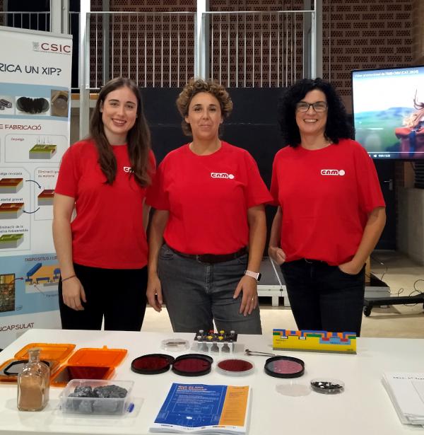 Eva Deltor, Nuria Torres i Marta Duch a la Lleialtat Santsenca i els materials del taller microelectrònic
