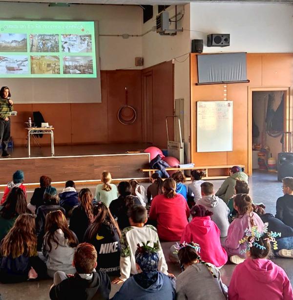 Xerrada d'Olga Muntana a un grup de Primària de l'Escola Pablo Picasso de Barberà del Vallès