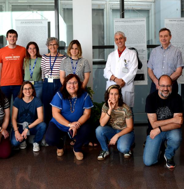 Foto de grup amb Núria Salán després de la visita a l'Enciclopèdia de Dones STEAM a l'IMB-CNM