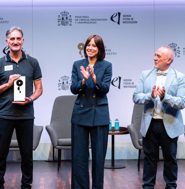 Luis Fonseca, director; Diana Morant, ministra; y Juan Cruz Cigudosa, secretario de Estado, en la entrega de la Acreditación María de Maeztu