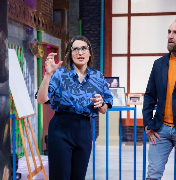 La investigadora y divulgadora Eli Prats en el programa Orbita Laika junto al presentador Eduardo Sáenz de Cabezón. RTVE