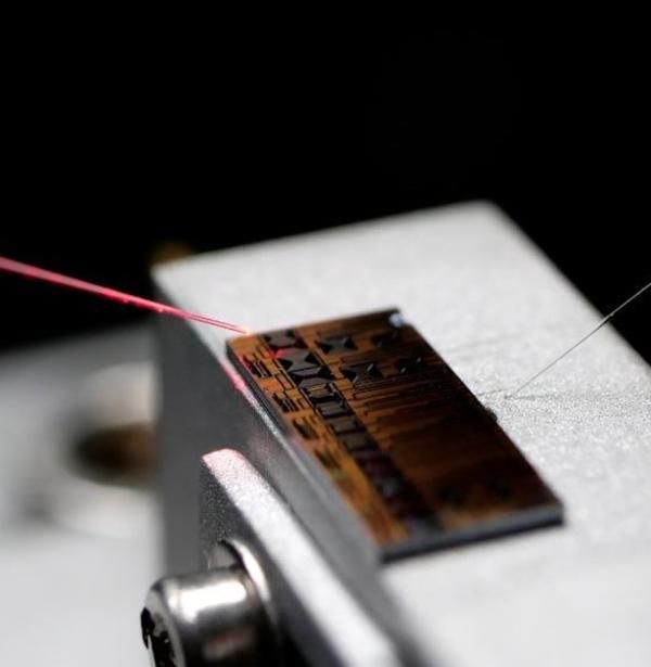 Caracterización de un circuito fotónico integrado de nitruro de silicio. Crédito imagen: IMB-CNM, CSIC