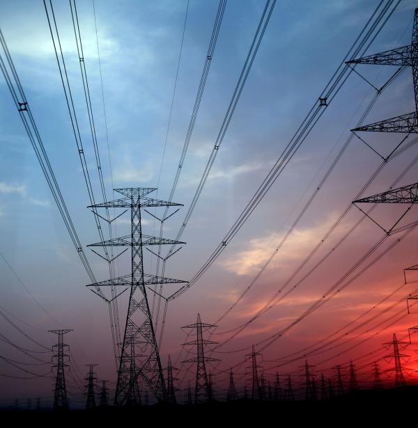 Red eléctrica sobre cielo en atardecer. Pixabay