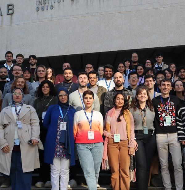 Foto de grupo de los participantes del JPhD 2024 en las puertas del ICMAB