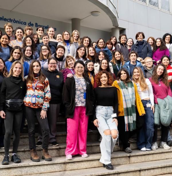 Foto de grupo en las escaleras del edificio del IMB-CNM con más de 50 mujeres, investigadoras y técnicas, del instituto