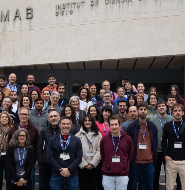 Foto grupal del Biolateral en las escaleras del ICMAB