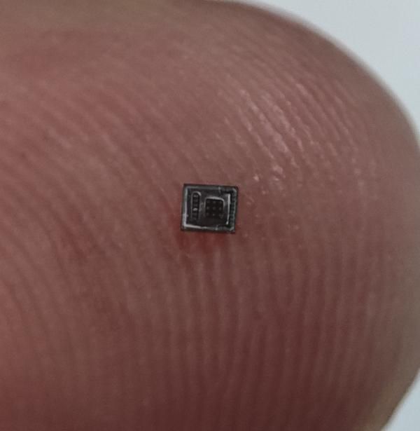 Chip para análisis de líquidos desarrollado por AiQUOS. AiQUOS.
