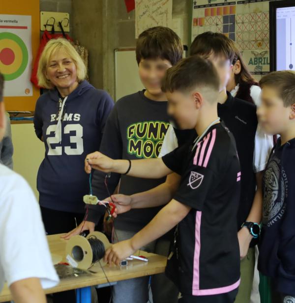 Alumado de la escuela Pere de Ribes haciendo un experimento sobre electrónica. 