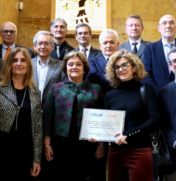Acto de homenaje a Emilio Lora-Tamayo, foto de grupo con la familia posando con la placa y las autoridades invitadas al acto, director del IMB-CNM, CSIC, UAB, UCJC...