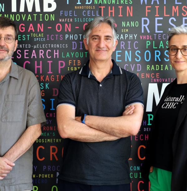 Nueva Dirección del IMB-CNM posando en la entrada, de izquierda a derecha: Francesc Pérez Murano (vicedirector), Luis Fonseca (director) y Neus Sabaté (vicedirectora)