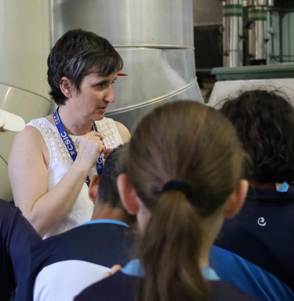 Mujer de mediana edad explicando a niños de primaria 