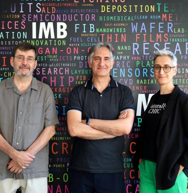 Nueva Dirección del IMB-CNM posando en la entrada, de izquierda a derecha: Francesc Pérez Murano (vicedirector), Luis Fonseca (director) y Neus Sabaté (vicedirectora)