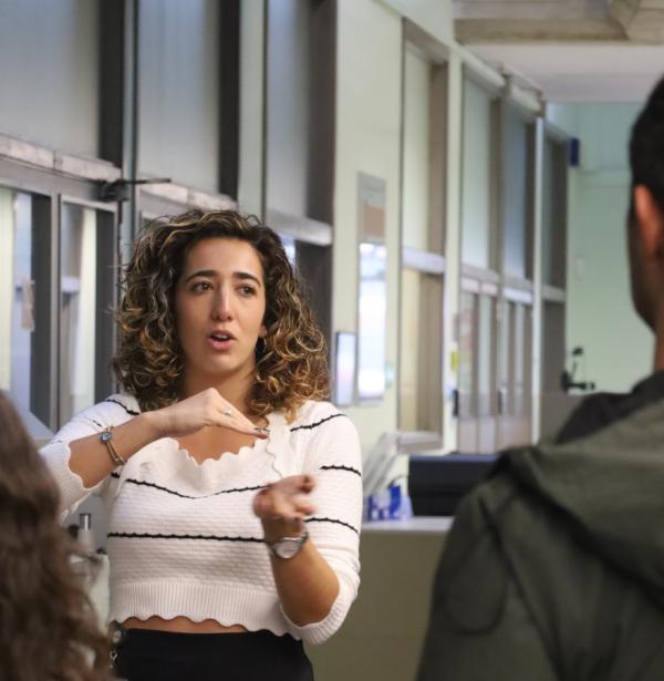 Técnica investigadora haciendo divulgación de microelectrónica