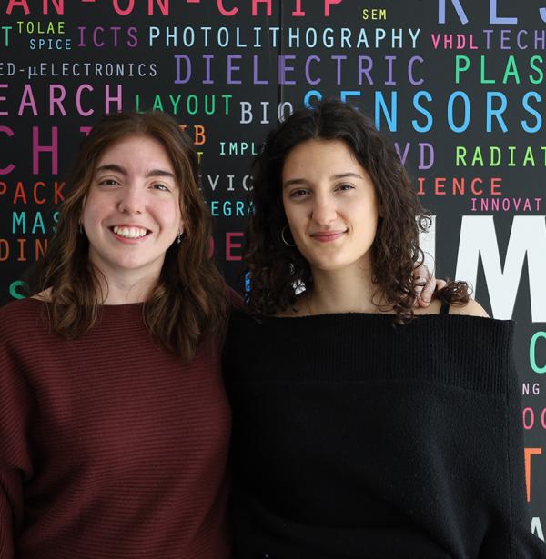 Andrea Sanchís y Sandra Pérez Jiménez en la entrada del IMB-CNM
